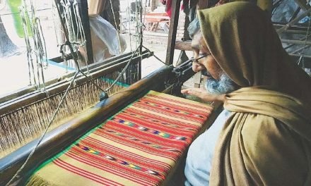 چارسدہ کا روایتی ’خمتا‘ یا کھدر