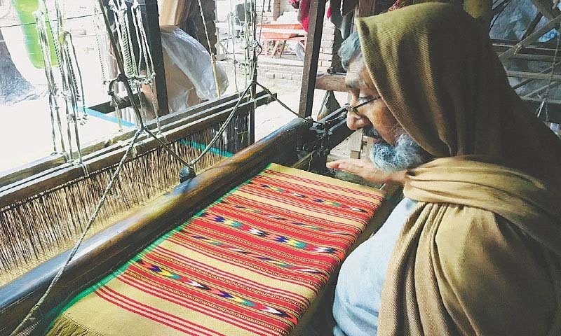 چارسدہ کا روایتی ’خمتا‘ یا کھدر