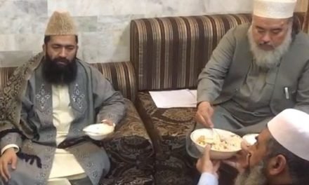 چیئرمین رویت ہلال کمیٹی مولانہ عبدالخبیر آزاد مسجد قاسم علی خان پہنچ گئے