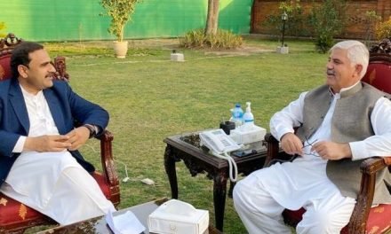 ایوانوں پر قبضہ جمانے والے مفاد پرست سیاست دانوں کا راستہ روکنا ہوگا،فضل حکیم