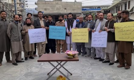 سوات پریس کلب سیل، کارکن صحافیوں کا خوشی کا اظہار، مٹھائیاں تقسیم