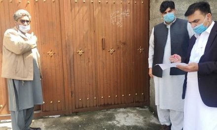 ڈی ایچ او سوات کا پولیو مہم کے دوران مختلف علاقوں کا دورہ