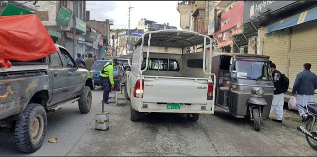 سوات، مینگورہ شہر میں پولیس گاڑی کے غلطی سے ٹریفک بد ترین جام ہوگیا