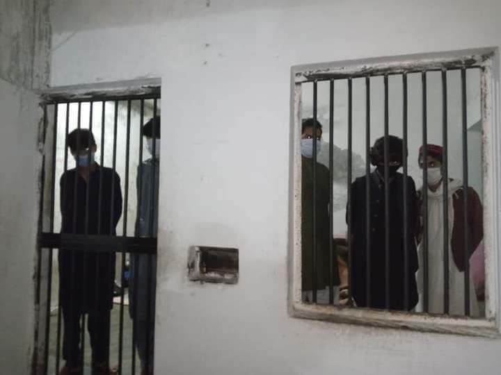 سیدوشریف پولیس نے کالج کالونی میں کار سکریچنگ کرنے والے اوباش نوجوانوں کو پکڑلیا