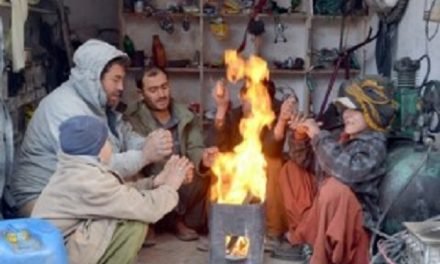 سوات میں جاتی سردی لوٹ آئی,گرم ملبوسات کا استعمال دوبارہ شروع