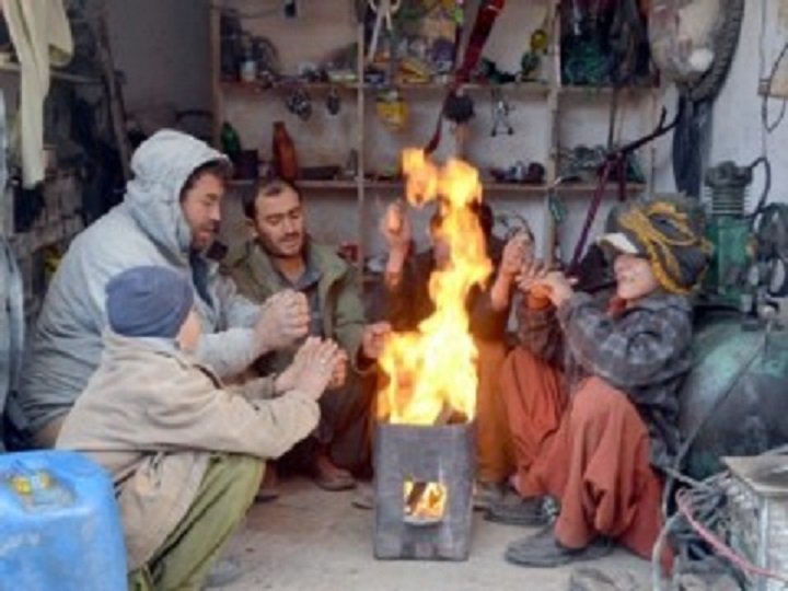 سوات میں جاتی سردی لوٹ آئی,گرم ملبوسات کا استعمال دوبارہ شروع
