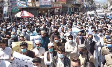 سوات خواہ خیلہ میں نجی اسکولوں کی بندش کے خلاف احتجاجی مظاہرہ