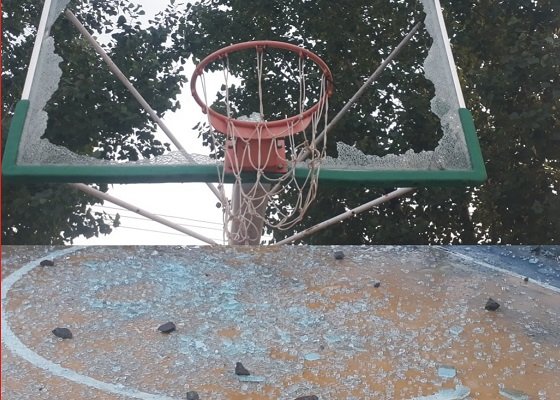 مینگورہ گراسی گراونڈمیں نامعلوم شرپسندوں نے باسکٹ بال کورٹ کے فول کا قیمتی شیشہ توڑ ڈالا