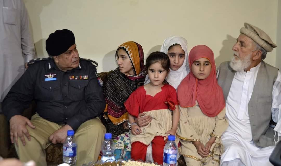 ڈی پی او سوات کورونا سے شہید ہونے والے کانسٹیبل کے گھر تعزیت کےلئے پہنچ گئے