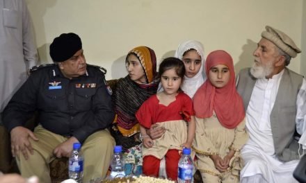 ڈی پی او سوات کورونا سے شہید ہونے والے کانسٹیبل  کے گھر تعزیت کےلئے پہنچ گئے