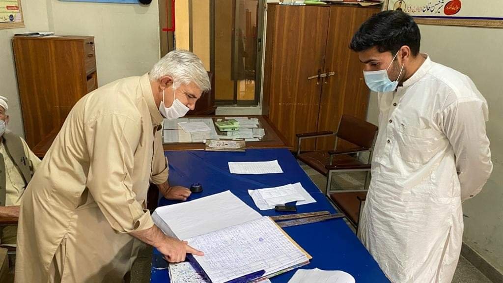 وزیر اعلی محمود خان بغیر کسی سکیورٹی پروٹوکول سوات کانجو تھانہ پہنچ گئے
