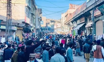 سوات کےمینگورہ شہرمیں لوگوں نے ایس او پیز کی دھجیاں اڑادیں