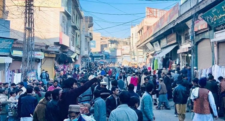 سوات کےمینگورہ شہرمیں لوگوں نے ایس او پیز کی دھجیاں اڑادیں