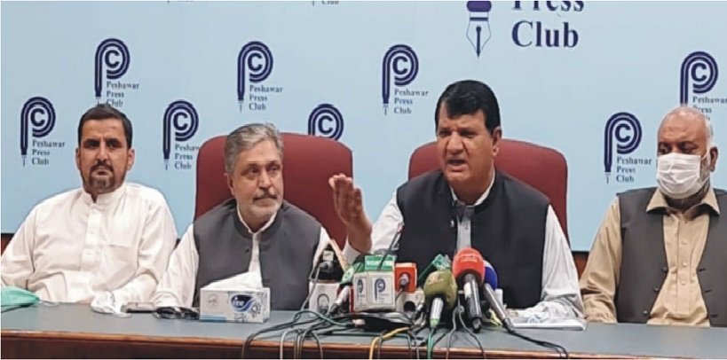 نوازشریف اورشہبازشریف کاساتھ دینے کی سزامجھے دی جارہی ہے۔امیرمقام