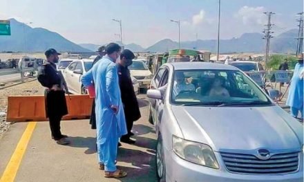 مالاکنڈ ٹاپ پر سوات اور دیر سے واپس ہونے والے سیاحوں کا رش