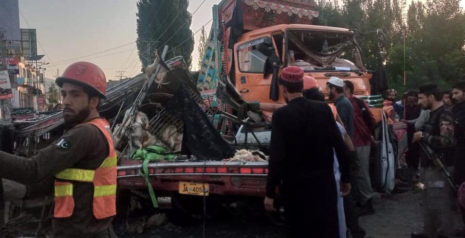 مینگورہ، مرغیوں کا تیز رفتار ڈاٹسن ٹرک سے ٹکرا گیا،ایک شخص جاں بحق 2زخمی