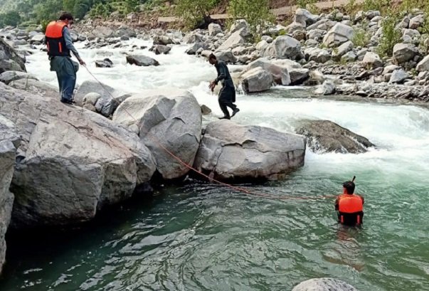 بحرین میں دریائے سوات پرعارضی پل سے گرنے والے افراد میں تیسرا زخمی بھی چل بسا