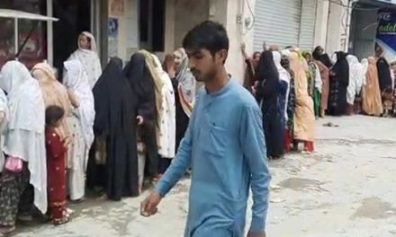 سوات:مینگورہ نادرہ آفس میں شناختی کارڈ بنانے والے مردوخواتین مشکلات سے دو چار