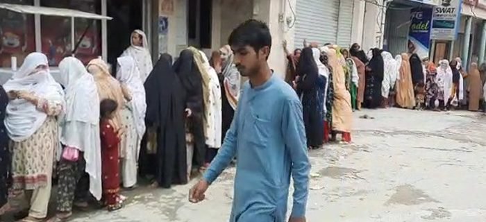 سوات:مینگورہ نادرہ آفس میں شناختی کارڈ بنانے والے مردوخواتین مشکلات سے دو چار