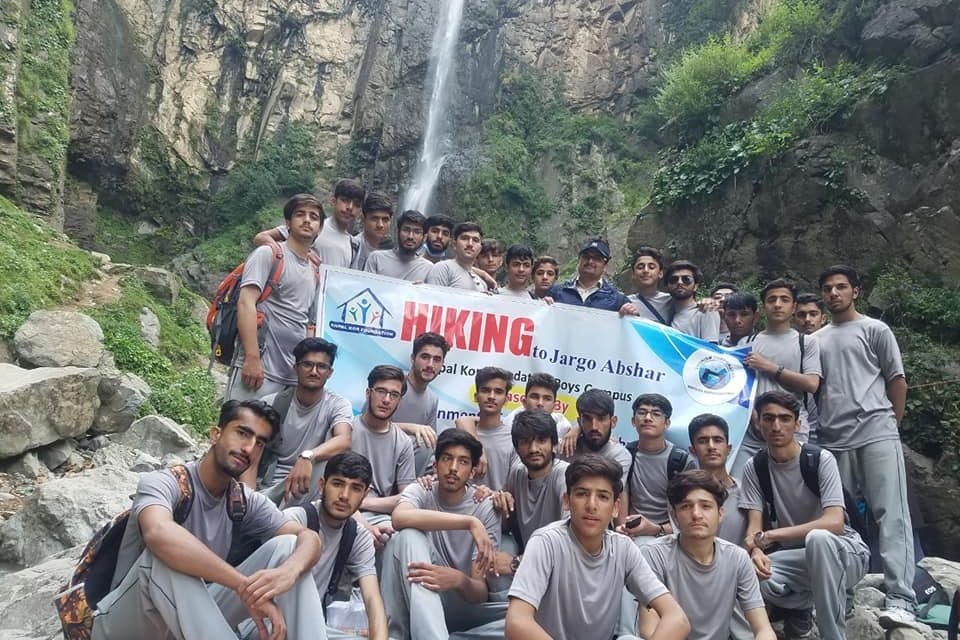خپل کور کے ٹریکنگ اور ہائیکنگ کلب کے طلبہ کا سیاحتی مقام جاروگوں ابشار تک پیدل ہائیکنگ