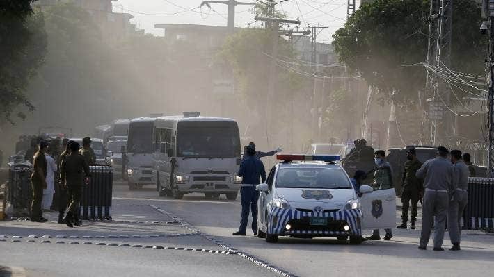 پاکستان نیوزی لینڈ ٹیموں کے قافلے میں پولیس افسر کی گاڑی داخل ہونے پر کھلبلی مچ گئی