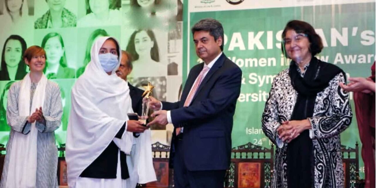 سوات:نیلم ابرار چٹان نے فسٹ وومن اِن لا سٹوڈنٹ آف دی ائر ایوارڈ اپنے نام کرلیا