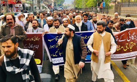 سرکاری ملازمین کا تنخواہوں میں کمی اور مہنگائی کے خلاف بڑا احتجاجی مظاہرہ