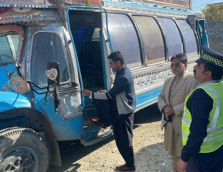 سوات،خستہ حال پبلک ٹرانسپورٹ کے خلاف آپریشن،سکول بس سرکاری تحویل میں لے لیا گیا