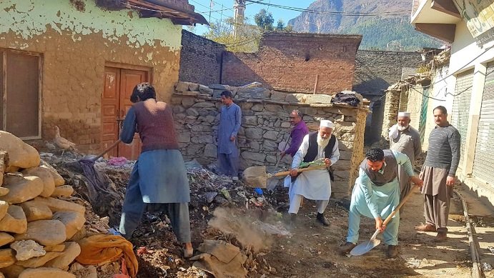 سوات:عرفات دہی ترقیاتی تنظیم اسلامپورکے جانبازوں نے اپنے مدد آپ کے تحت صفائی مہم شروع کردی