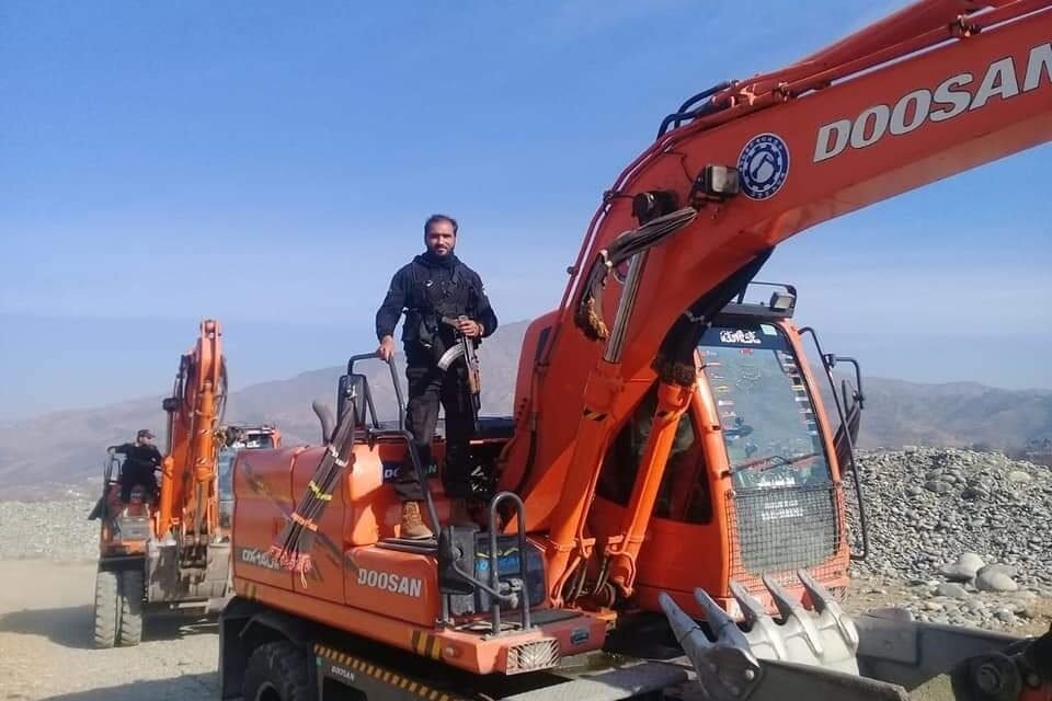 دریائے سوات کنارے بجری اور ریت نکالنے پر مشینری ضبط، ایف آئی آر درج