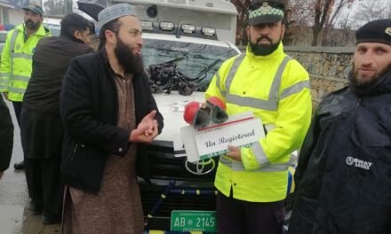 سوات،کبل میں غیرقانونی کالے شیشے،جعلی اور شخصی نمبر پلیٹ اور پریشرہارن کے خلاف کارروائی