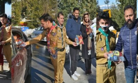 ملک بھر سےبرف پوش وادی مالم جبہ آئے ہوئے سیاحوں میں گفٹ پیک تقسیم