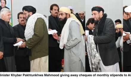 وزیراعلیٰ محمود خان کا دورہ سوات، آئمہ مساجد میں ماہانہ وظائف کے چیکس تقسیم