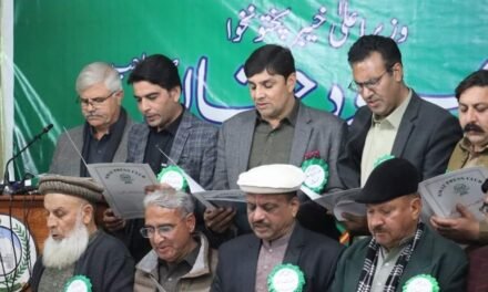 وزیر اعلی محمود خان نے سوات پریس کلب کی نو منتخب کابینہ سے حلف لے لیا