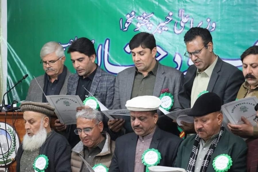 وزیر اعلی محمود خان نے سوات پریس کلب کی نو منتخب کابینہ سے حلف لے لیا