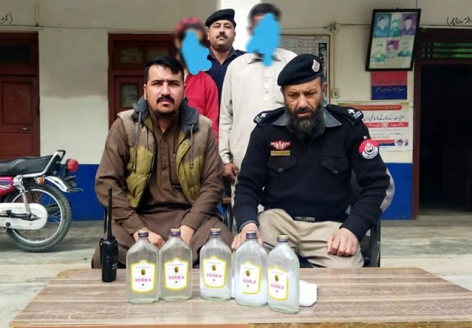 سوات،گاڑی سے  شراب برآمد ، 2 ملزمان گرفتار