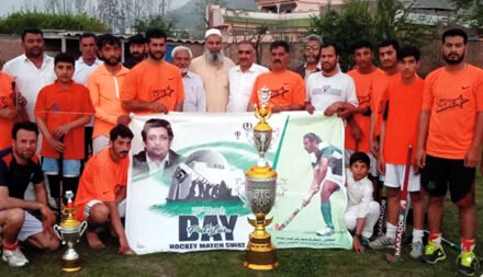 یوم پاکستان کے موقع پر سوات میں کمشنر اور ڈی سی ٹیموں کے درمیان ہاکی میچ کا انعقاد