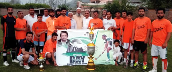 یوم پاکستان کے موقع پر سوات میں کمشنر اور ڈی سی ٹیموں کے درمیان ہاکی میچ کا انعقاد