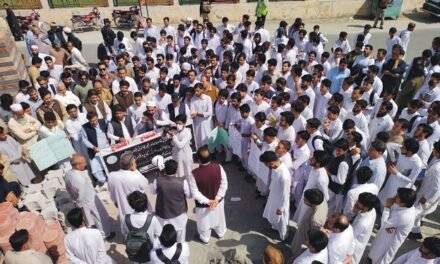 سوات،سرکاری بنگلوں پر بیوروکریسی کا قبضہ،جہانزیب کالج کے پروفیسر ز سڑکوں پر نکل آئے