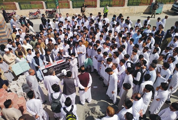 سوات،سرکاری بنگلوں پر بیوروکریسی کا قبضہ،جہانزیب کالج کے پروفیسر ز سڑکوں پر نکل آئے