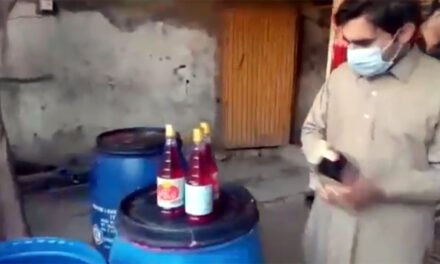سوات ،مینگورہ میں معروف کمپنی کے نام سے جعلی مشروبات گھر سے برآمد