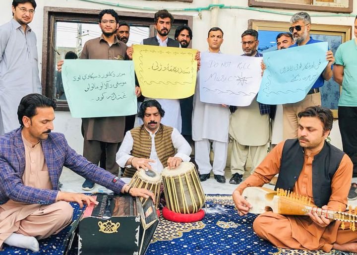 پشتو گلوکار ڈاکٹرکرن خان پر حملے کے خلاف سول سو سائٹی کا انوکھا احتجاج