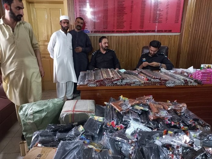 مینگورہ شہر اور کبل میں آتش گیر مواد (پٹاخے) فروخت کرنے والوں کے خلاف کریک ڈاون