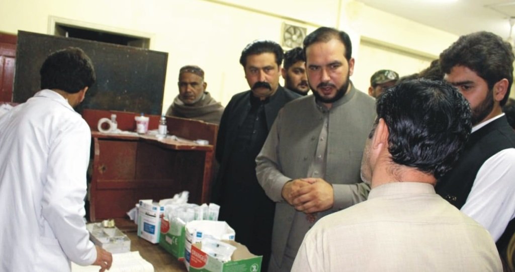 سوات سٹی میئر شاہد علی خان کا رات کے وقت اچانک سنٹرل ہسپتال کا دورہ، ناقص انتظامات پر برہم