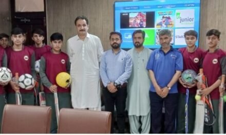 خپل کور ماڈل سکول اینڈ کالج کے طلباء میں سپورٹس سامان تقسیم