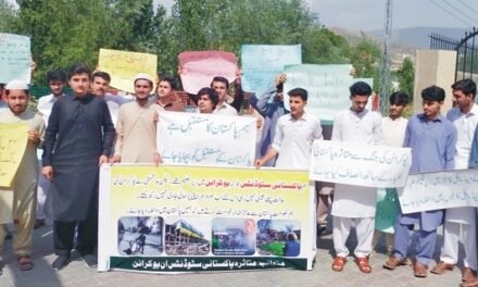 یوکرین میں تعلیم حاصل کرنے والے پاکستانی طلبہ کا سوات پریس کلب کے سامنے احتجاجی مظاہرہ