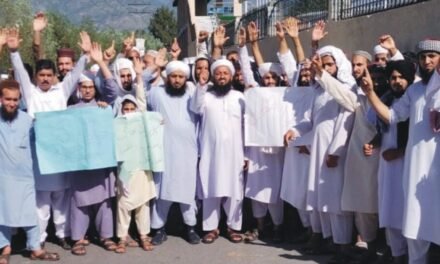 سوات،مینگورہ شہر میں فحاشی پھیلاتے خواجہ سراؤں کے خلاف علماء اور عمائدین علاقہ کا احتجاج