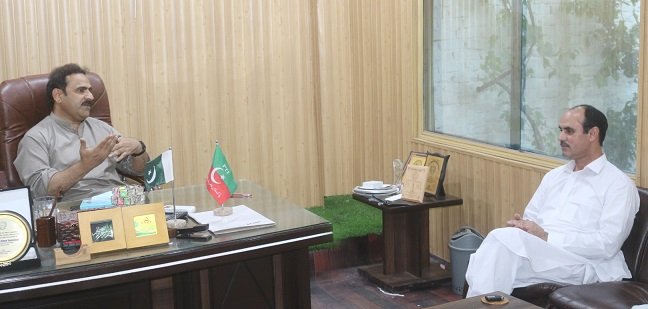 سوات یونیورسٹی چانسلر ڈاکٹر حسن شیر کی چیئرمین ڈیڈیک فضل حکیم خان یوسفزئی سے ملاقات