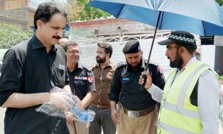تپتی دھوپ میں بہترین خدمات فراہم کرنے پر مینگورہ ٹریفک وارڈنز میں چھتریاں تقسیم