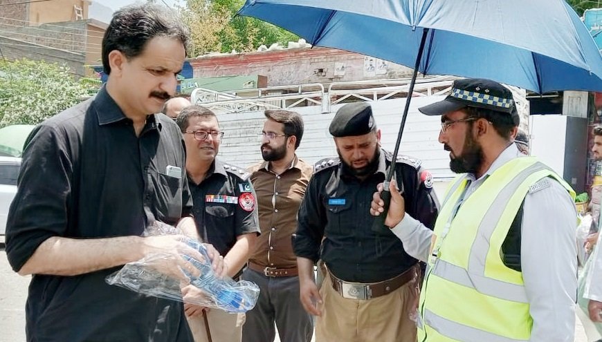 تپتی دھوپ میں بہترین خدمات فراہم کرنے پر مینگورہ ٹریفک وارڈنز میں چھتریاں تقسیم